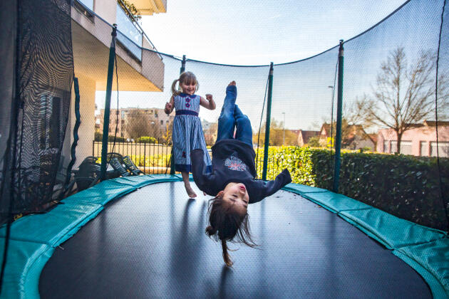 Dans le jardinet de la structure, les enfants peuvent profiter du trampoline quand ils le souhaitent.