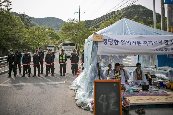 La police sud-coréenne garde l’entrée du sommet de la montagne, à Soseongri, où le système THAAD sera installé. Des moines bouddhistes manifestent leur désapprobation.