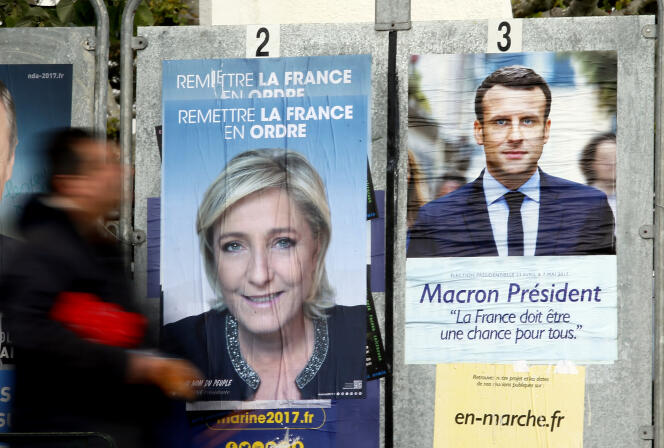 Panneaux électoraux dans les rues Saint-Jean-de-Luz (Pyrénées-Atlantiques), mercredi 26 avril 2017. (AP Photo/Bob Edme)