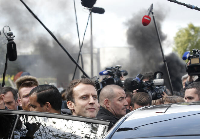 Emmanuel Macron, après son passage sur le site de Whirlpool, à Amiens, le 26 avril.