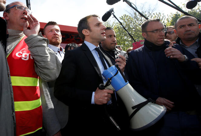 Emmanuel Macron, alors candidat à la présidentielle, lors d’une rencontre avec les salariés de Whirlpool à Amiens, le 26 avril.
