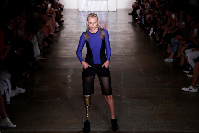 La mannequine Lauren Wasser, amputée d’une jambe suite à un choc toxique, défile lors de la Fashion Week à New York, le 9 septembre 2016.
