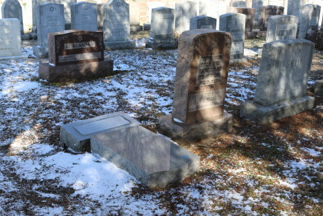 Une pierre tombale juive profanée au cimetière Waad Hakolel de Rochester, dans l’Etat de New York, le 3 mars 2017.