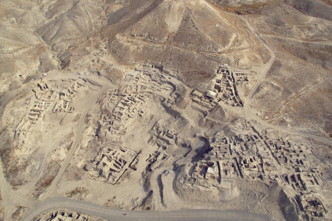 Au sommet de la montagne pyramidale, le temple du feu zoroastrien. A ses pieds, le quart du site bouddhiste  de Mes Aynak, monastères, ateliers, entrepôts, habitat, à 2 500 m d’altitude, en partie fouillé.