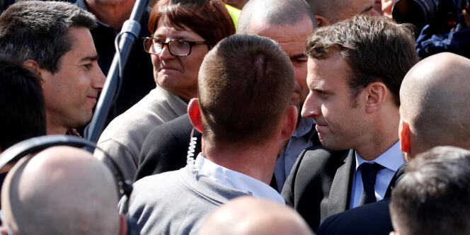 Francois Ruffin (à gauche) et Emmanuel Macron, au milieu des employés de l’usine Whirlpool d’Amiens, le 26 avril.