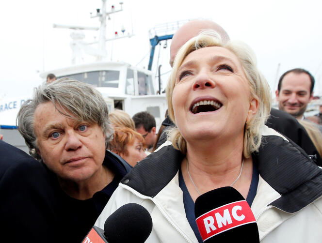 Le député du Front national Gilbert Collard et Marine Le Pen au Grau-du-Roi (Gard), le 27 avril.