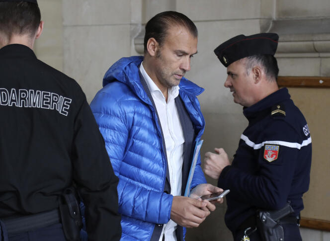 Le gérant du Casa Nostra, Yann Abdelhamid Mohamadi, mercredi 26 avril, au Palais de justice de Paris où il était jugé pour avoir divulgué des images de vidéosurveillance de la fusillade qui s’était déroulée dans sa pizzeria le 13 novembre 2015.