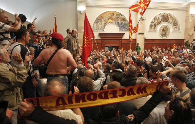 Des sympathisants du parti de droite de l’ex-premier ministre Nikola Gruevski sont entrés dans l’enceinte du Parlement de Macédoine, le 27 avril à Skopje.