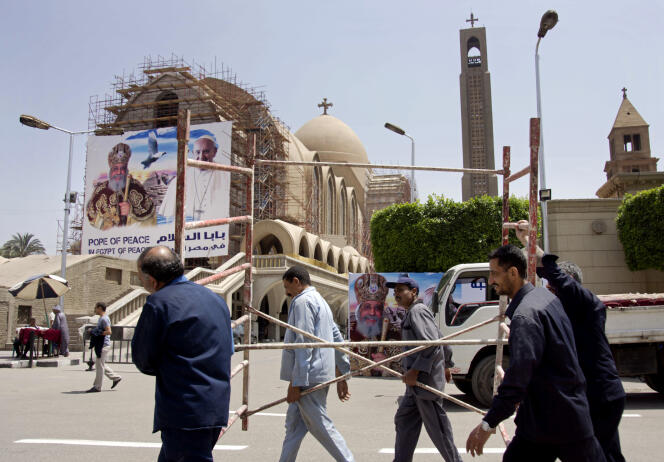 Préparatifs pour la visite du pape, jeudi 27 avril devant la cathédrale Saint-Marc, au Caire.