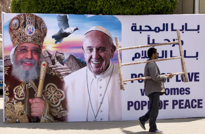 Une affiche représentant le pape des coptes, Théodore II (ou Tawadros II) d’Alexandrie (à gauche), et celui des catholiques, François, le 27 avril 2017.