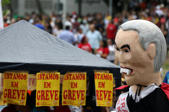 Une effigie du président, Michel Temer, le montre avec des dents de vampire lors d’une manifestation à Forteleza, le 28 avril.