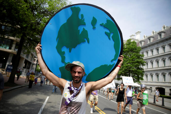 Un manifestant lors de la Marche du climat des peuples, près de la Maison Blanche, à Washington, le 29 avril 2017.
