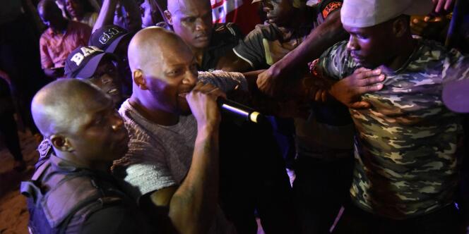 Le chanteur français Singuila, accompagné dans la foule par des membres de la sécurité lors du Festival des musiques urbaines d'Anoumabo (Femua), le 28 avril 2017, à Abidjan.