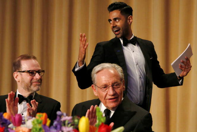 L’humoriste Hasan Minhaj, avec au premier plan l’ancien journaliste du « Washington Post » Bob Woodward (droite) et Steve Adler de Reuters (gauche), le 29 avril.
