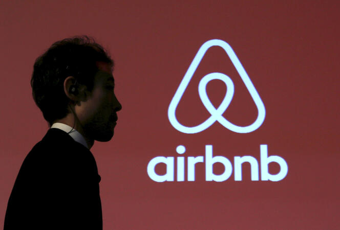Le logo de la plate-forme Airbnb lors d’une conférence de presse à Tokyo, au Japon, le 26 novembre 2015.