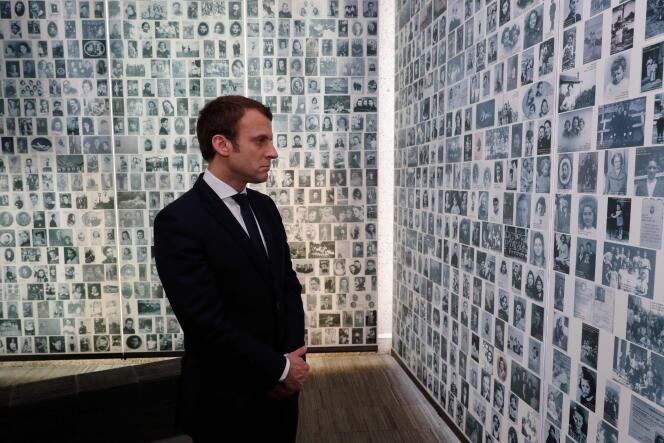 M. Macron s’est arrêté devant le mur sur lequel sont inscrits le nom des 76 000 déportés juifs de France, parmi lesquels 11 000 enfants.