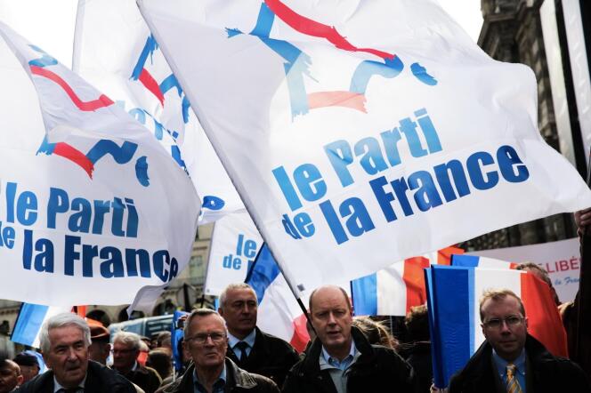 Defilé rue de Rivoli , à Paris, des sympatisants de Jean-Marie le Pen le 1er mai.
