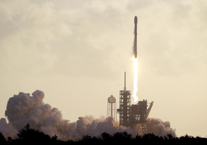 La société aérospatiale américaine SpaceX a lancé, lundi 1er mai, un jour plus tard que prévu, son premier « cargo secret défense » pour le compte du gouvernement américain