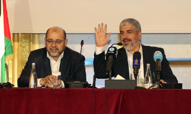 Khaled Mechaal (à droite) et Musa Abu Marzouk, à Doha, le lundi 1er mai.
