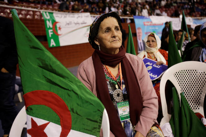 Une partisane du Front de libération nationale (FLN) participe à un rassemblement de campagne à Alger, le 28 avril.