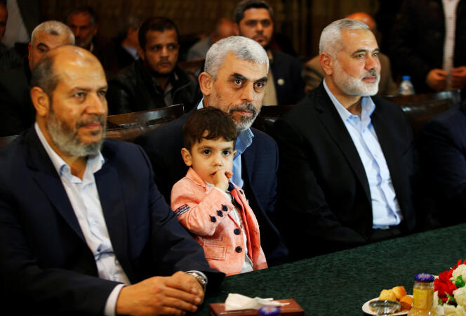 L’ancien chef du Hamas à Gaza, Ismaël Haniyeh (à droite), et son successeur Yahya Sinouar (au centre), le 1er mai à Gaza.