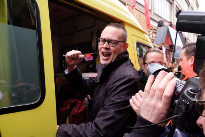 Raoul Hedebouw, député du PTB (Parti du travail de Belgique), monte dans une ambulance après avoir été poignardé lors d’un rassemblement pour le 1er Mai à Liège.