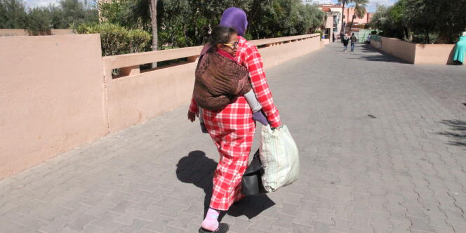 Une fois par semaine, Malika parcourt 50 km à pied et en voiture, pour conduire au CHU de Marrakech sa fille Mouna, 6 ans, paralysée des jambes à cause d’une pathologie liée à la consanguinité.