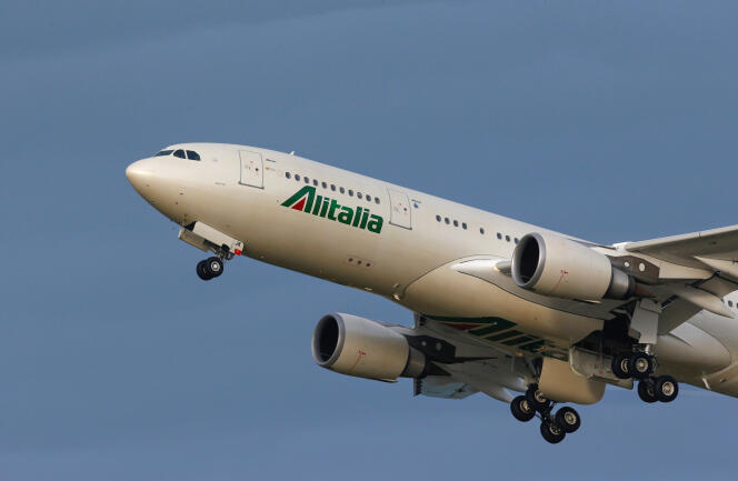 Un avion Alitalia décolle de l’aéroport international de Fiumicino, à Rome, le 12 février 2016.