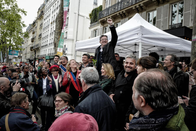 Jean-Luc Mélenchon participe à un rassemblement avec des sympathisants de son mouvement, le 1er mai 2017 à Paris, en marge des défilés traditionnels de la fête du travail.