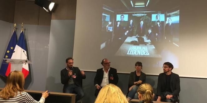 Au centre, Alex Berger, le producteur de la série, et Camille de Castelnau, scénariste, à sa gauche.