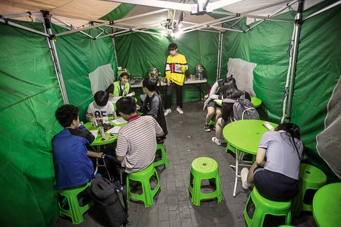 Devant les véhicules, des tentes accueillent les jeunes sans-abri venus se restaurer et parler avec les adultes bénévoles et les avocats.