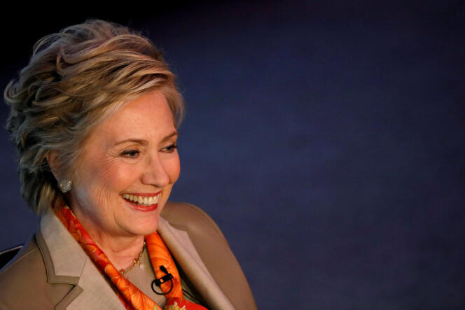 En parallèle, Hillary Clinton écrit un livre sur sa défaite de 2016, prévu pour l’automne.