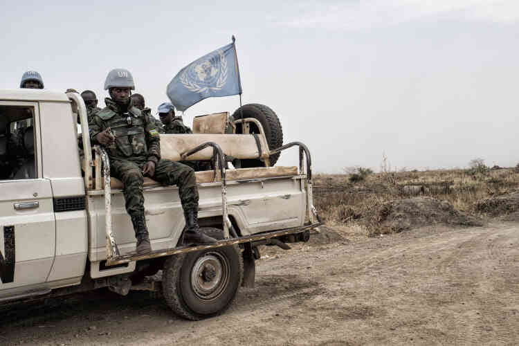 Des casques bleus rwandais surveillent l’aéroport stratégique de Malakal, à proximité du camp de protection des civils de la Mission des Nations unies au Soudan du Sud, la Minuss.