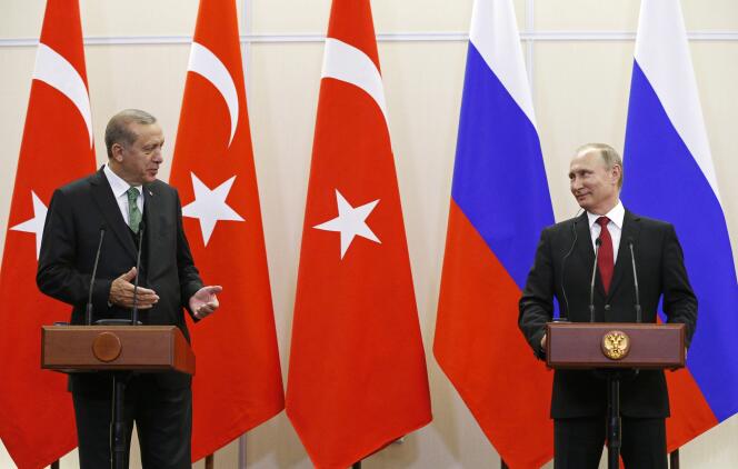 Le président russe, Vladimir Poutine (à droite), et son homologue turc, Recep Tayyip Erdogan, participent à une conférence de presse commune à Sotchi, le 3 mai 2017.