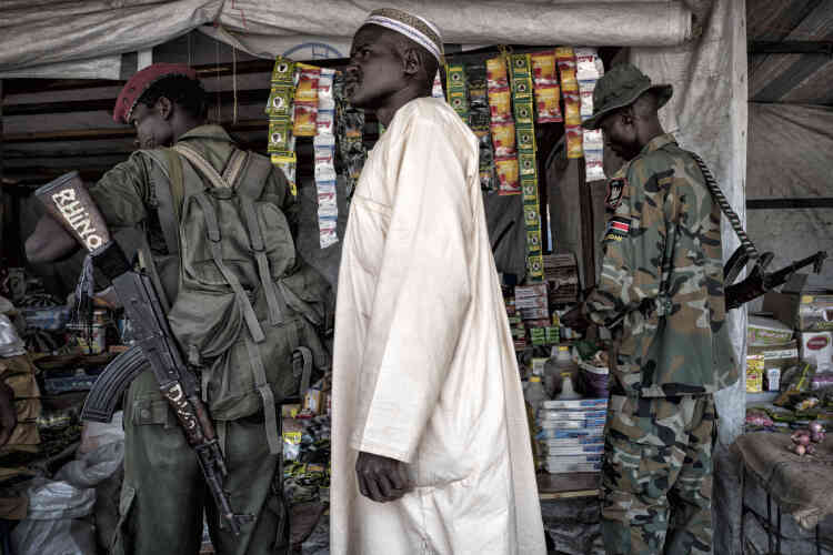 Soldats de l’armée sud-soudanaise (APLS) à Malakal. Cette ville stratégique a changé de mains plusieurs fois depuis le début de la guerre civile en décembre 2013. Elle est tenue par les forces gouvernementales depuis mai 2015.