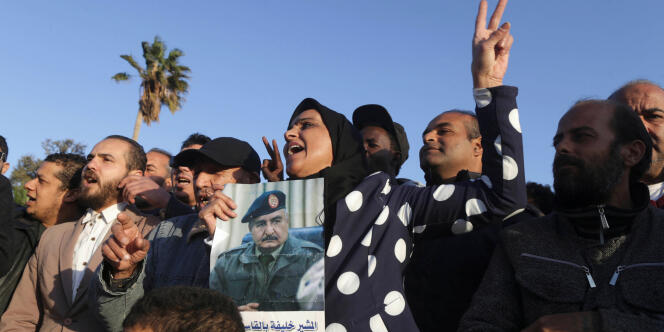Dans l’Est libyen, manifestation de soutien au maréchal Haftar, l’homme fort de la Cyrénaïque en février 2017 à Benghazi.