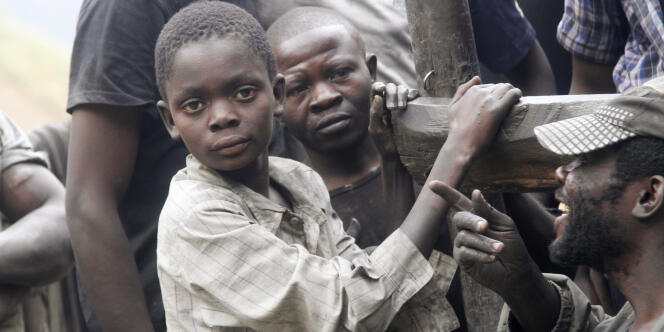 Des enfants travaillant dans une mine d’or du Sud-Kivu, dans la région des Grands-Lacs, en 2014.