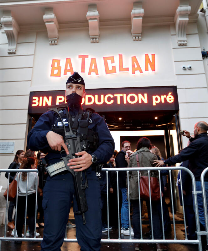 Un policier devant la façade du Bataclan, le 4 mai 2017.