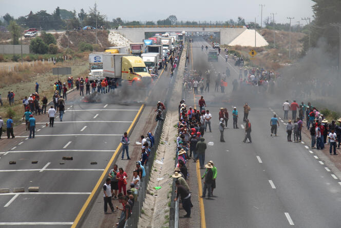 Des habitants protestent contre le meurtre d’un civil par un militaire, près de Puebla, au Mexique, le 4 mai.