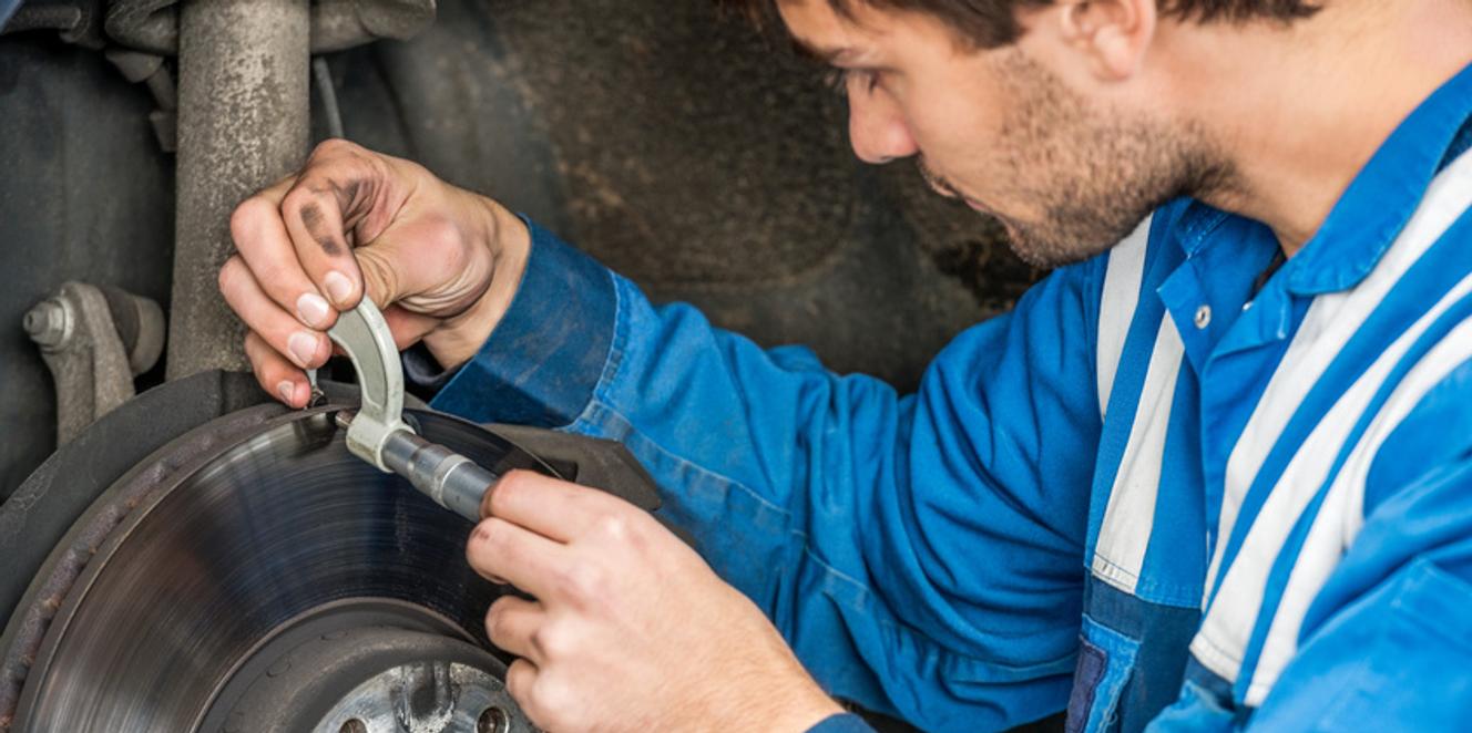 Comment vérifier les disques et plaquettes de frein