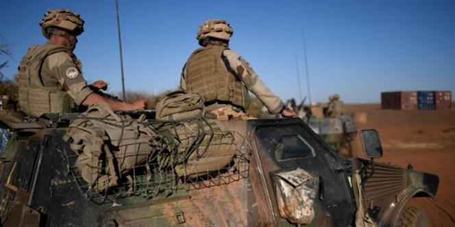 Des soldats de l’opération « Barkhane » patrouillent dans la région de Gao, au Mali, le 13 janvier 2017.