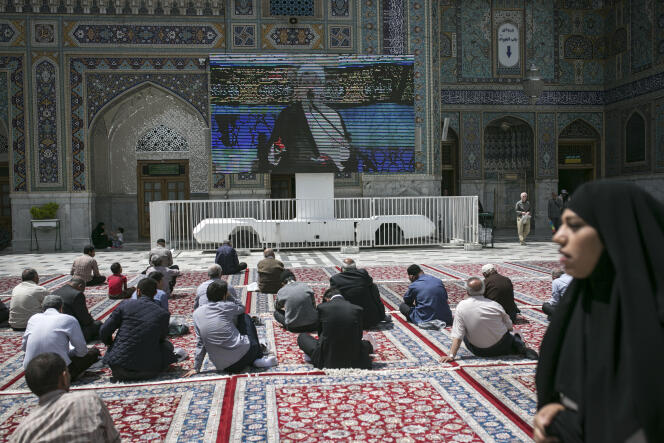 Des fidèles écoutent un clerc au mausolée de Reza, le 25 avril, à Machhad, en Iran.