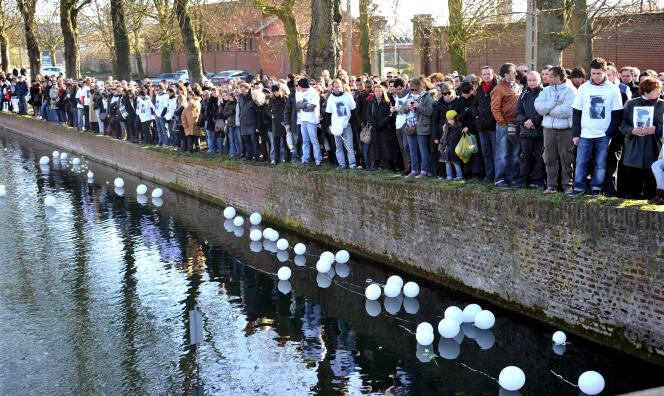 Un millier de personnes participent à une marche silencieuse en hommage à trois jeunes hommes disparus dans le quartier du Vieux-Lille, et dont les corps ont été retrouvés dans le canal de la Deûle, le 6 mars 2011 à Lille.