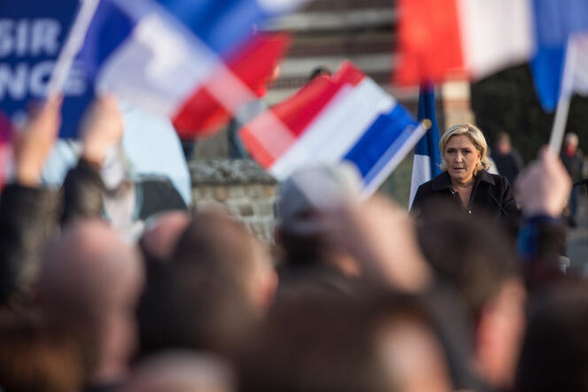 Marine Le Pen en campagne électorale à Ennemain (Somme), lors d’une fête populaire organisée par le FN.