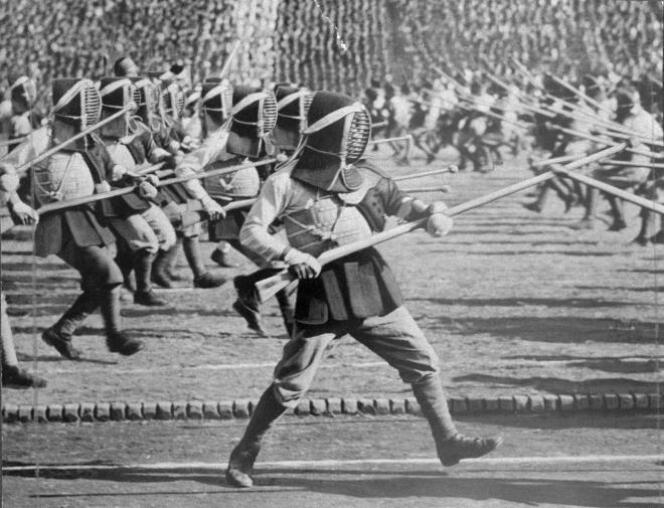 Démonstration de jukendo lors des 13e Jeux du sanctuaire Meiji, en 1942.
