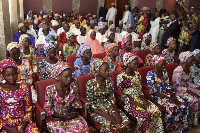 A Abuja, le 19 octobre 2016, lors d’une précédente libération de 21 lycéennes de Chibok.