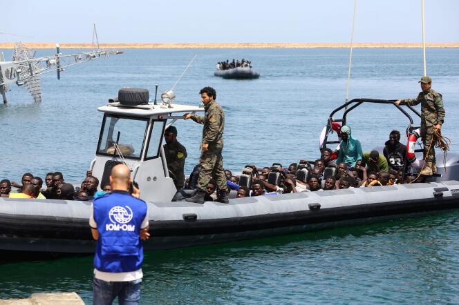Des migrants secourus par les gardes-côtes libyens arrivent à Tripoli, le 6 mai 2017.