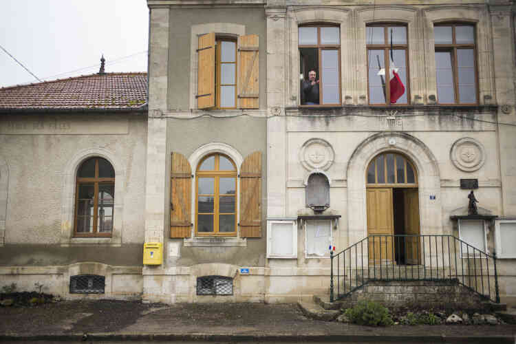 La mairie et bureau de vote de Brachay, en Haute-Marne. En 2012, c’est ici que le Front national avait réalisé son plus beau score (72 % des voix). A la fenêtre, on aperçoit Gérard Marchand, le maire FN du village.