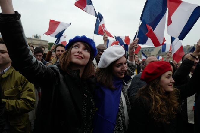 Sur l'esplanade du Louvre, avec les soutiens d'Emmanuel Macron, à l'annonce des résultats, le 7 mai.