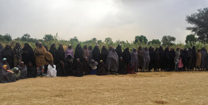 Le groupe des 82 lycéennes de Chibok, gardées prisonnières par la secte islamiste Boko Haram pendant trois ans, attendent d’être relâchées, le 6 mai 2017, en échange de trois commandants tchadiens du groupe terroriste. Photo prise  près de Kumshe, au Nigeria, par l’avocat Zanah Mustapha, qui a négocié cette libération avec la secte.